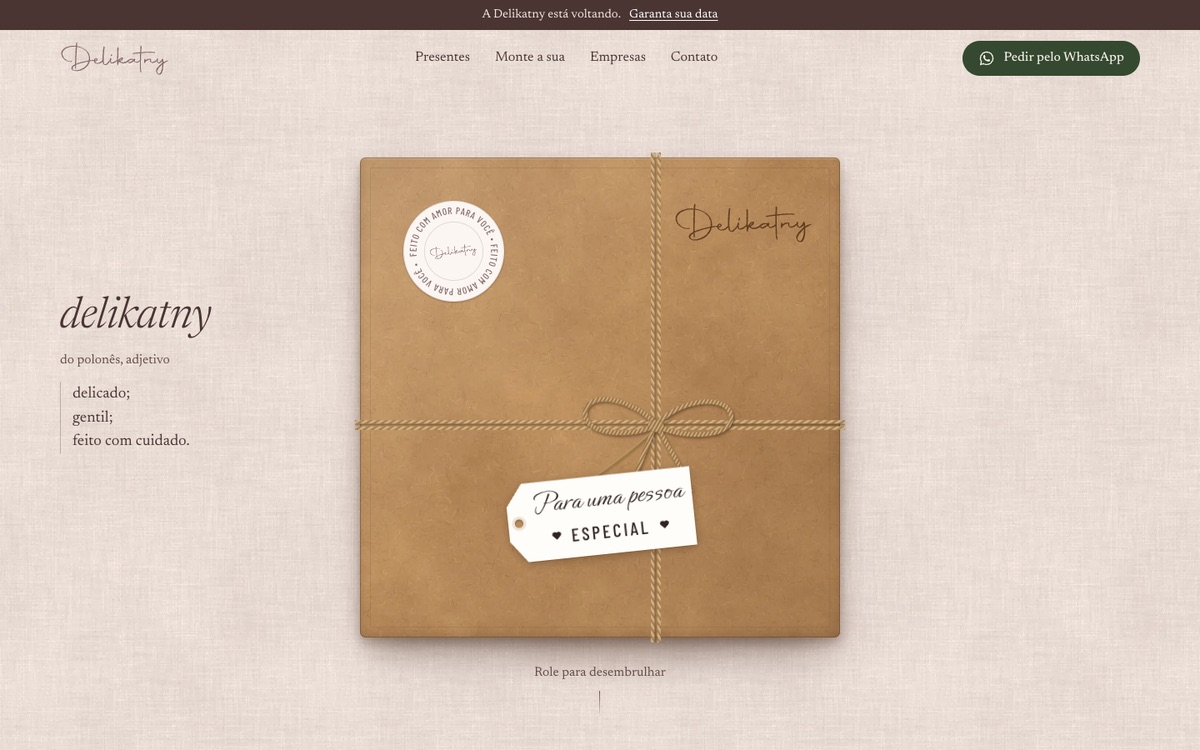Delikatny homepage: linen background and a kraft gift box tied with twine, with a Para uma pessoa especial tag